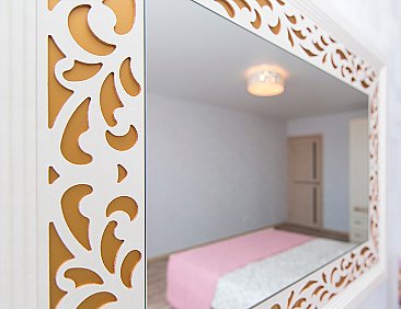 Зеркало Ливадия Л-10 в спальне
