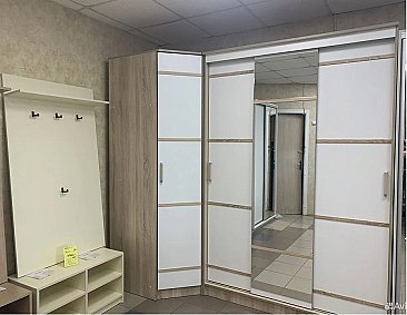 Шкаф-купе 3-х створчатый с зеркалом Сакура Сонома в интерьере с угловым шкафом
