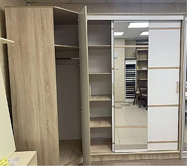 Шкаф-купе 3-х створчатый с зеркалом Сакура Сонома в интерьере с угловым шкафом