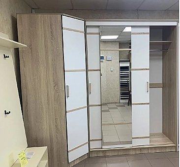 Шкаф-купе 3-х створчатый с зеркалом Сакура Сонома в интерьере с угловым шкафом