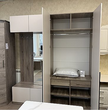 Шкаф 2-х створчатый с ящиками Урбан Кашемир - наполнение в интерьере прихожей