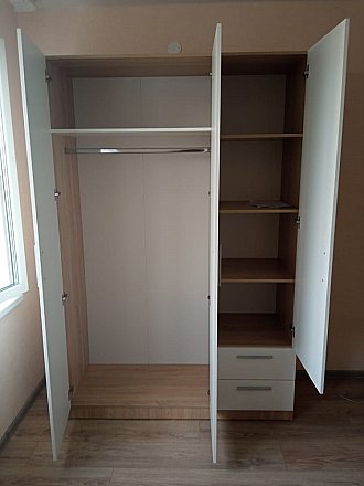 Шкаф 3-х дверный с ящиками Илга